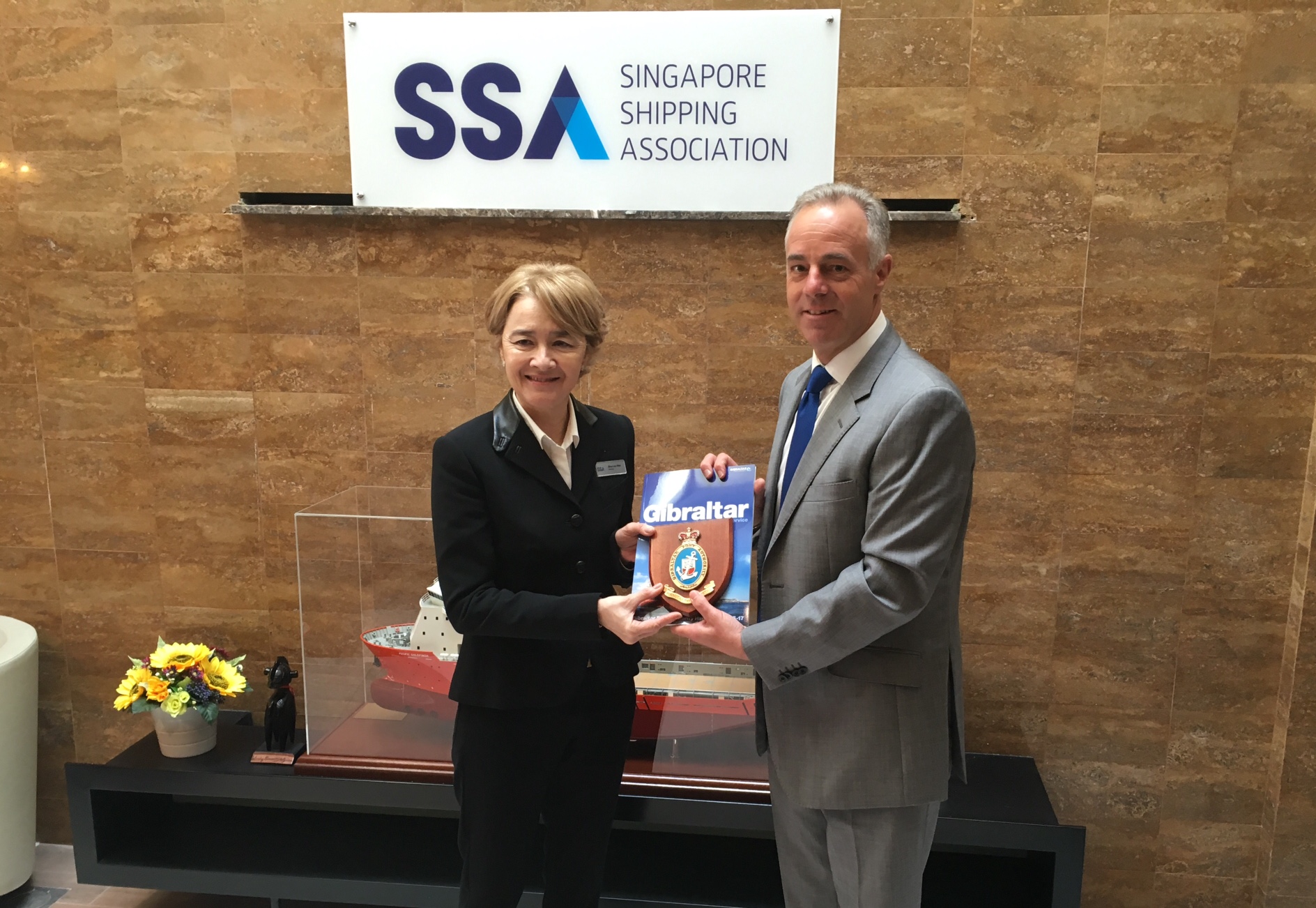 Captain of the Port Bob Sanguinetti exchanges plaques with Chairman Gina Lee-Wan, Senior Council Member of the Singapore Shipping Association
