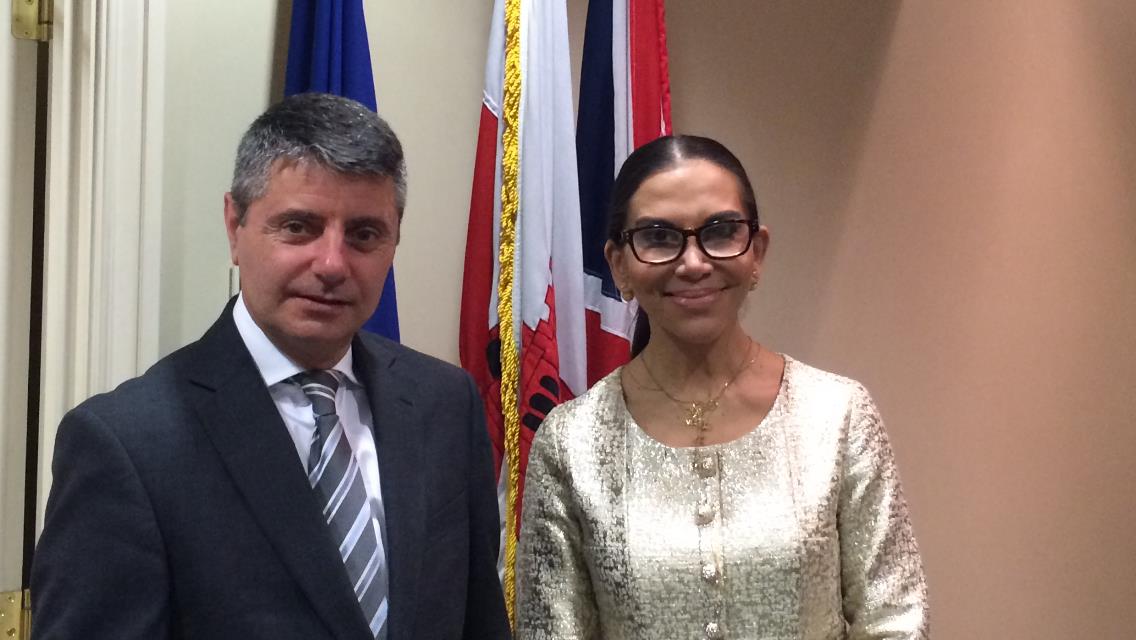 Minister Licudi with Pilar Mendiola-Fernández