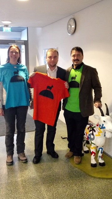 The team visited Pukinmäenkaari school and bought t-shirts featuring the new school logo, which was designed by a student. The logo depicts the school’s name: Pukin means goat, and mäenkaari means mound.